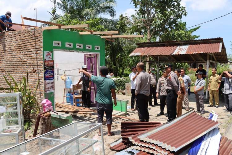 Kapolres Sergai Bantu Warga Terdampak Puting Beliung di Seirampah