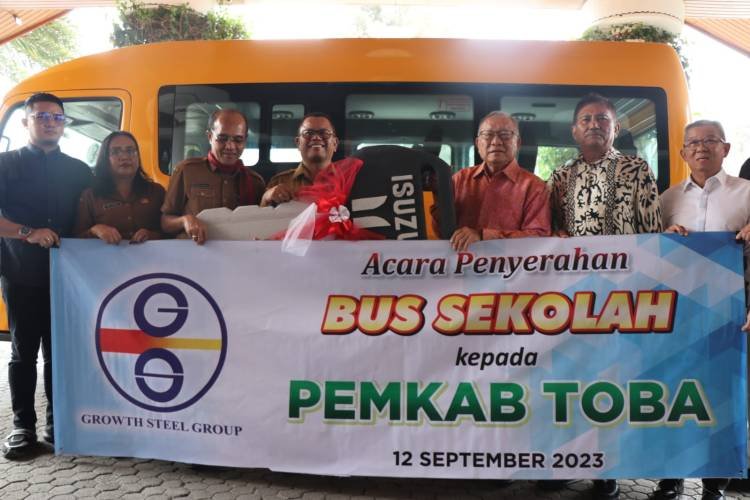 PT. Growth Steel Group Serahkan Satu Unit Bus Sekolah Ke Pemkab Toba