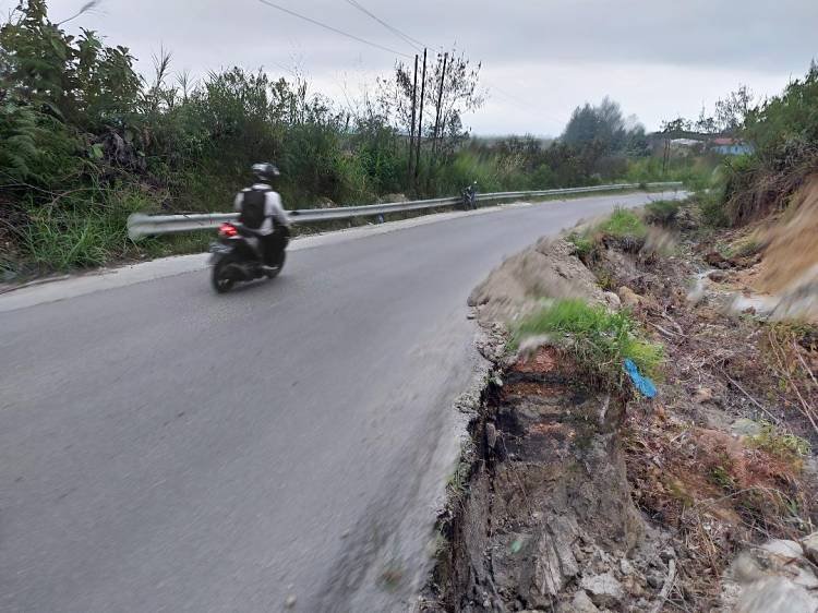 Pengguna Jalan Dambakan Perbaikan Jalan Nasional yang Amblas di Pucuk Hite Desa Parbuluan IV