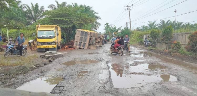 Jalan Penghubung Kecamatan Pangkatan Hingga Panai Hulu Labuhanbatu Rusak Parah Seperti Kubangan Kerbau