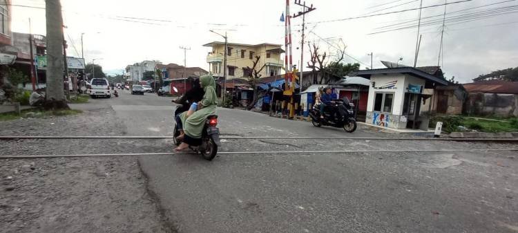 Perlintasan KA di Patuan Anggi Pematangsiantar Bahayakan Keselamatan Pengendara