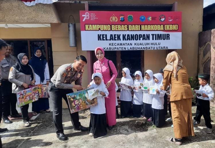 Kapolsek Kualuh Hulu Berikan Buku dan Meja Belajar kepada Puluhan Anak TK