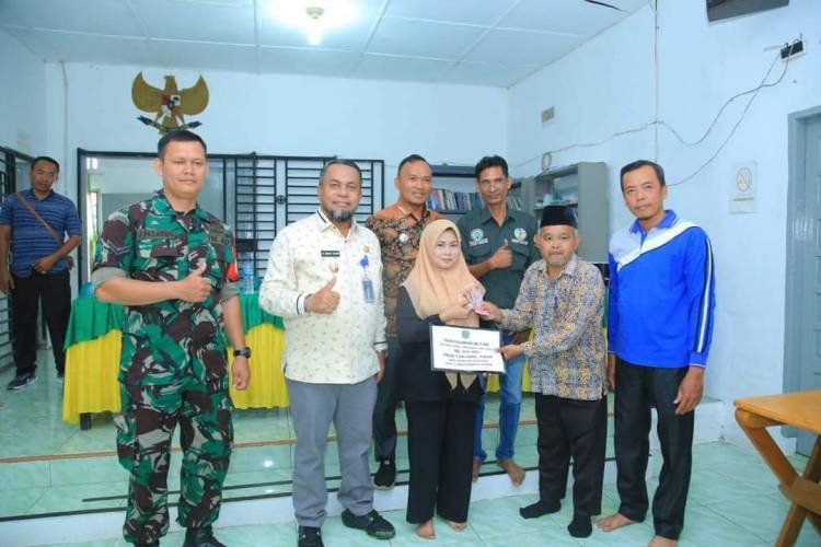 35 Warga Tanjungpasir Labura Terima BLT DD