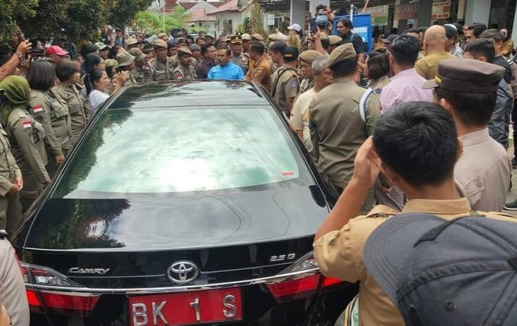 Warga Sukanalu 2 Hari Duduki Kantor DPRD Tuntut Pemkab Karo Bayar Sewa Rumah dan LUT