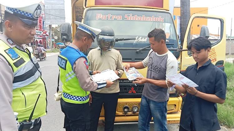 Ops Zebra, Satlantas Polres Sergai Bagi Brosur Imbauan Tertib Berlalulintas