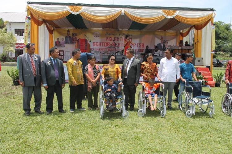 Ketua PPTSB Wilayah Sumut 2 Beri Taliasih ke Penyandang Disabilitas