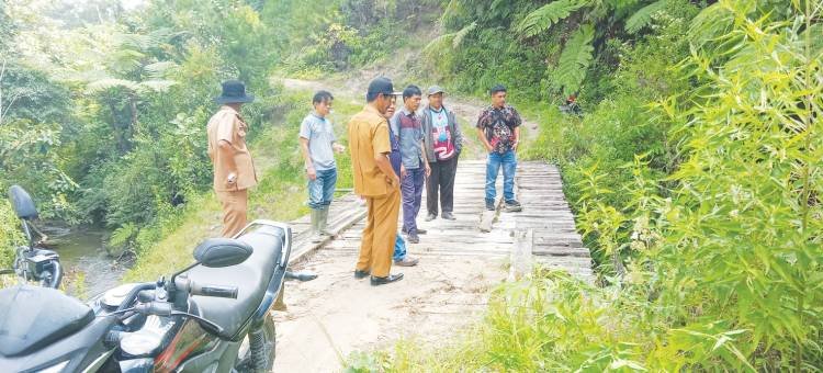 Jalan Desa Parhorasan-Desa Salaon Tonga-tonga Tidak Pernah Diperhatikan Tiga Bupati Samosir