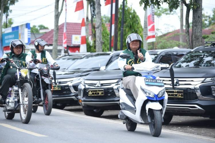 Wali Kota Padangsidimpuan Uji Sepeda Motor Listrik Keliling Kota