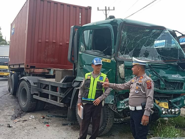 Dump Truk Kontra Tronton di Sergai, 1 Luka