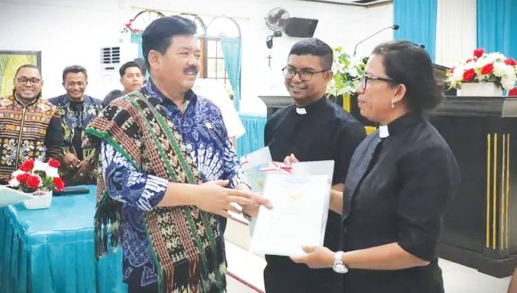 Menteri ATR Kunker ke NTT, Serahkan Sertifikat untuk Gereja