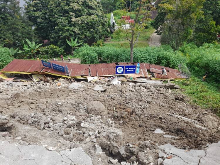 Satu Unit Warung Makan di Panatapan Parapat Amblas ke Jurang