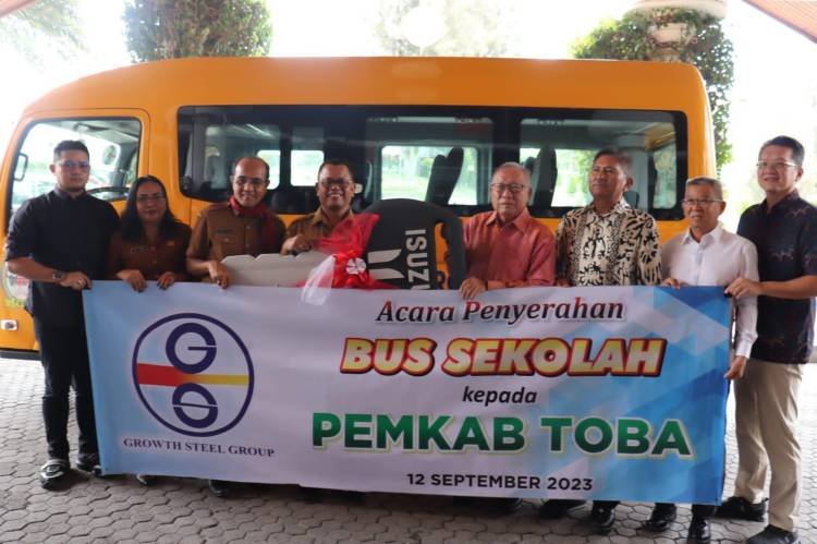 PT Growth Steel Group Serahkan Satu Unit Bus Sekolah ke Pemkab Toba
