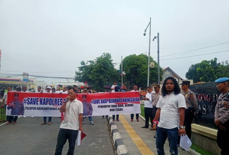 Aliansi Masyarakat Peduli Hukum Aksi Damai Dukung Kapolres Dairi di Mapolda Sumut