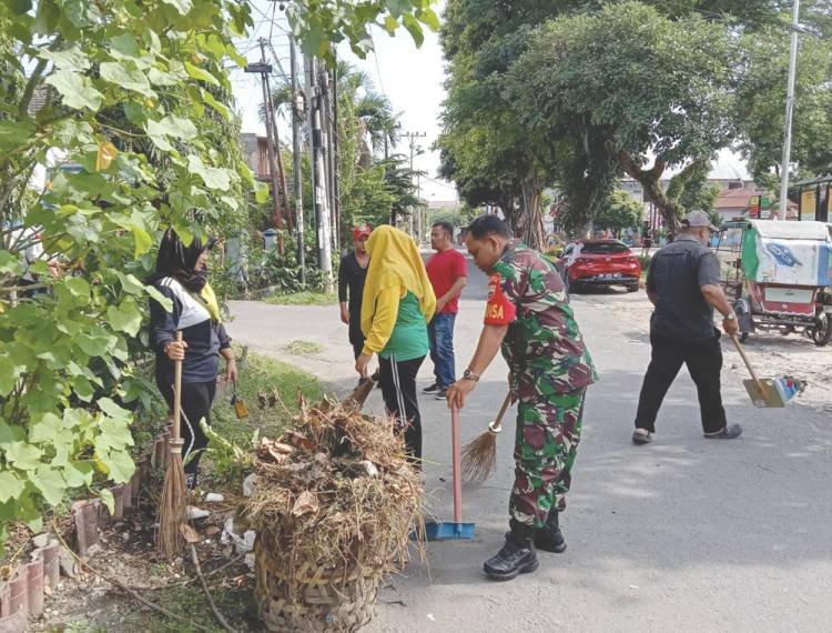 Sambut HUT TNI, Babinsa bersama Masyarakat Gotong Royong Bersihkan Sampah