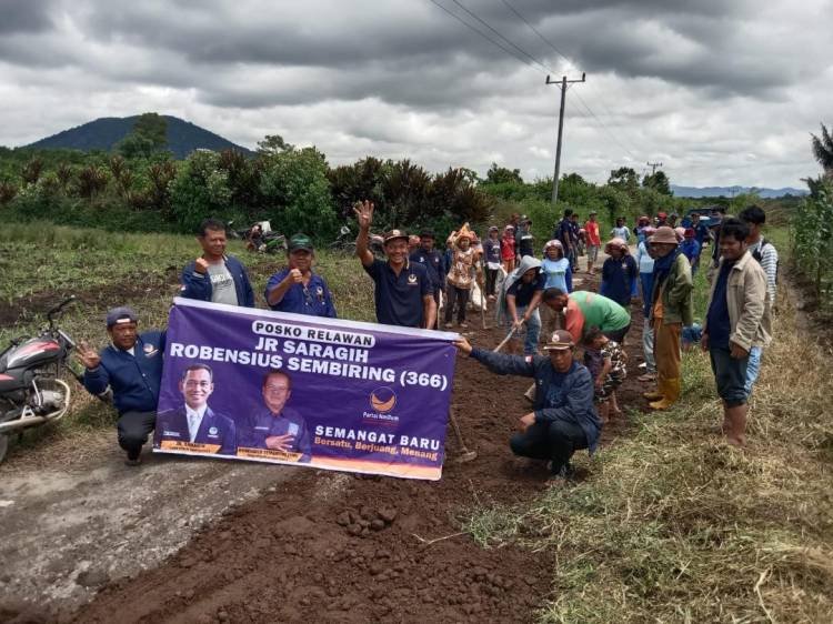 Relawan JR Saragih dan Robensius Sembiring “Marharoan Bolon” Bersama Warga di Purba Sipinggan