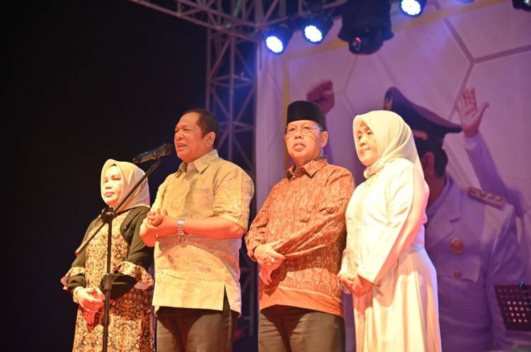 Warga Padati Stadion HM Nurdin Acara Pelepasan Wali Kota dan Wakil Wali Kota Padangsidimpuan
