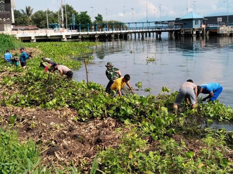 Polres Samosir Bersihkan Eceng Gondok di Danau Toba Jelang Aqua Bike World Championship