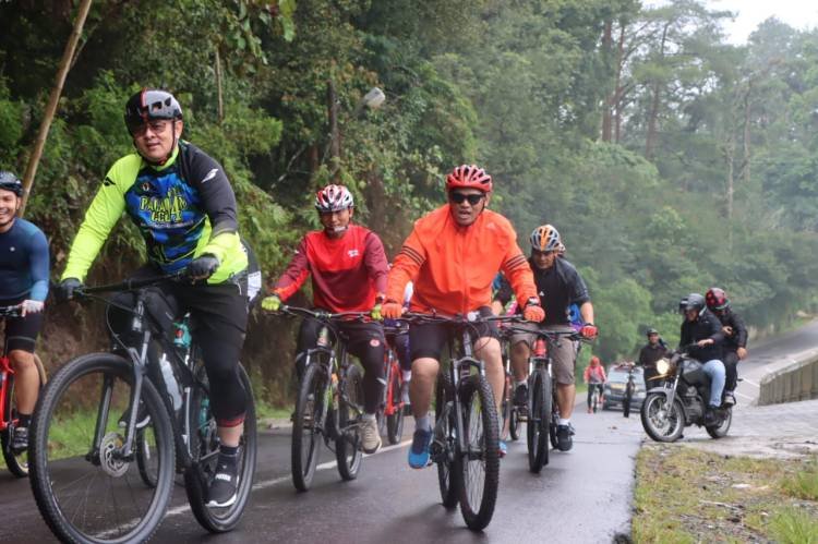 Kapolda Sumut Gowes di Pinggiran Hutan Tahura Berastagi Karo