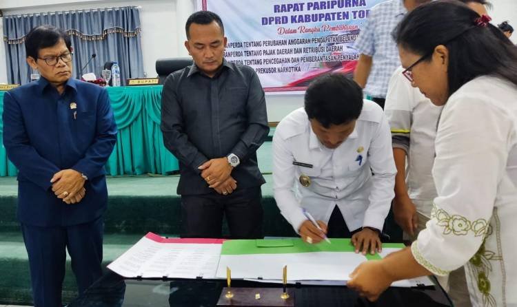 Wabup dan Wakil Ketua DPRD Toba Tandatangani Ranperda Menjadi Perda P-APBD TA 2023