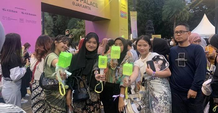 Penonton Bangga Batik Jadi Dress Code Konser SMTOWN: Kenalkan Budaya Kita