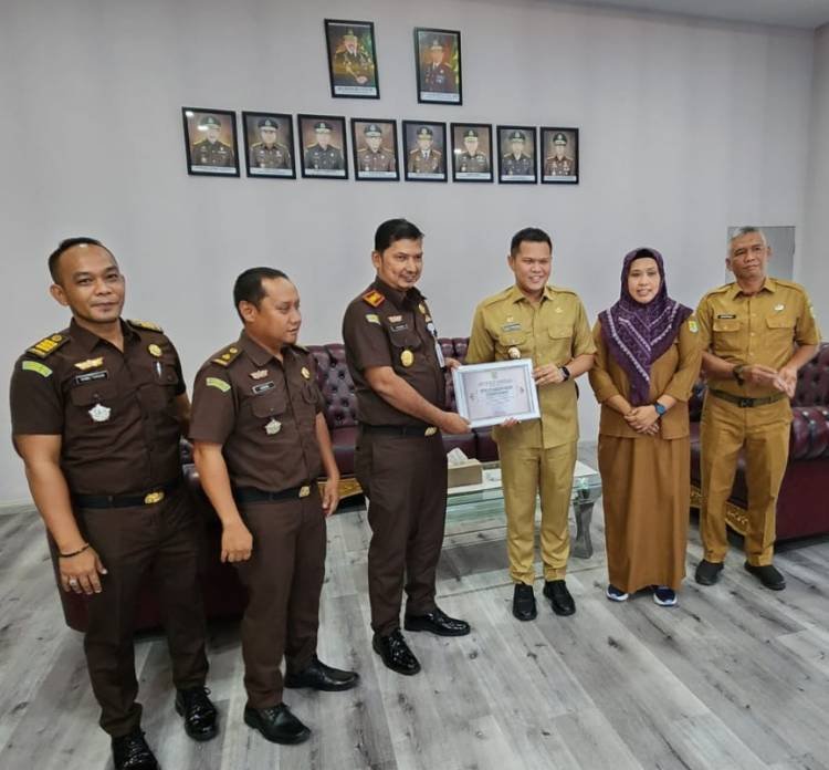 Pemkab Serahkan Sertifikat Apresiasi ke Kejari Sergai