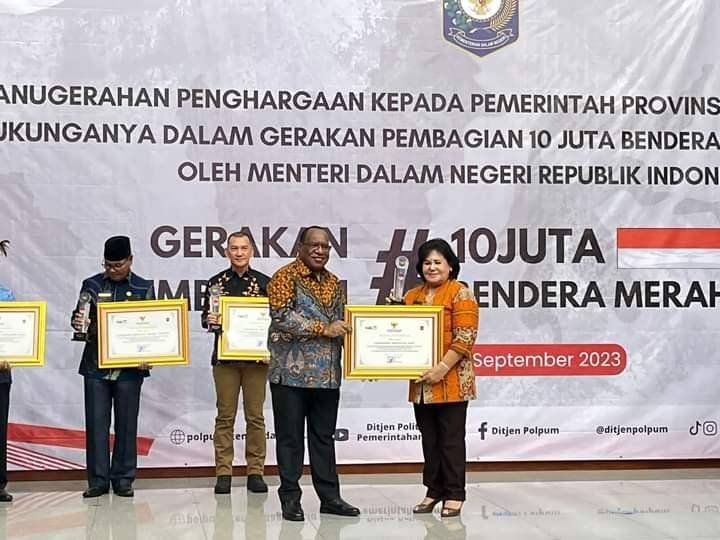 Bupati Karo Terima Penghargaan Gerakan Pembagian 10 Juta Bendera Merah Putih