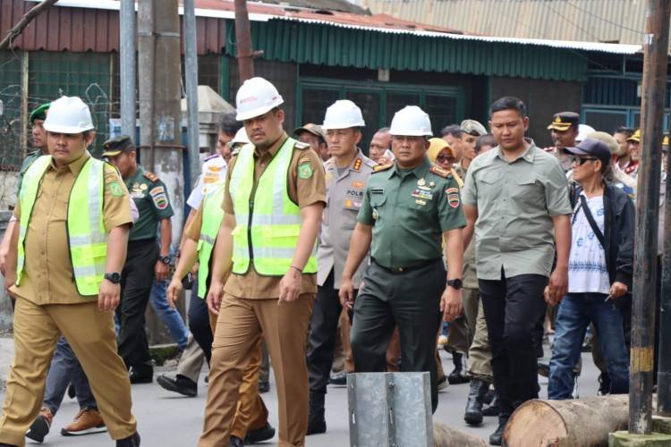 Kapolrestabes Medan Dampingi Wali Kota Tinjau Pemancangan Tiang Pelebaran Parit