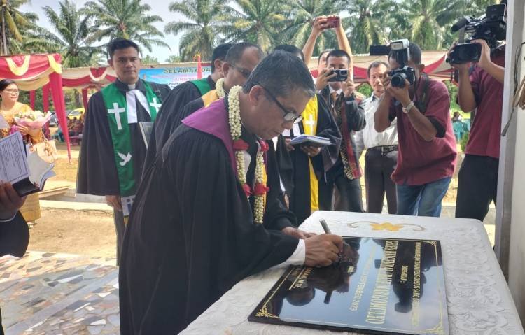 Ephorus Resmikan Gereja HKI Gembala Baik Margomulyo Resort Perumnas Batu VI