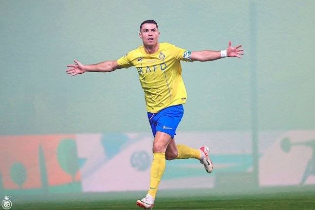 Ronaldo Disebut Terancam Hukuman Cambuk di Iran Usai Rangkul Seniman