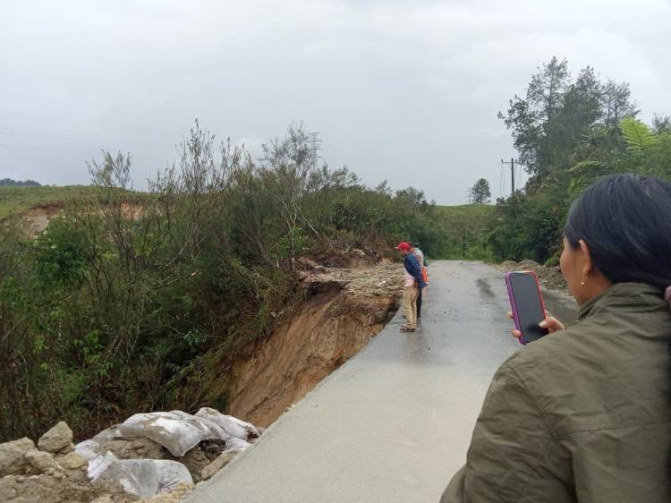 Sisi Badan Jalan Nasional di Pucuk Kite Desa Parbuluan IV Amblas