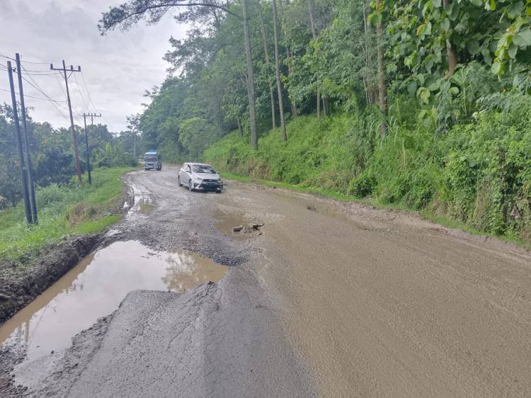 Jalan Nasional Jurusan Kabanjahe-Tigabinanga Rusak Berat