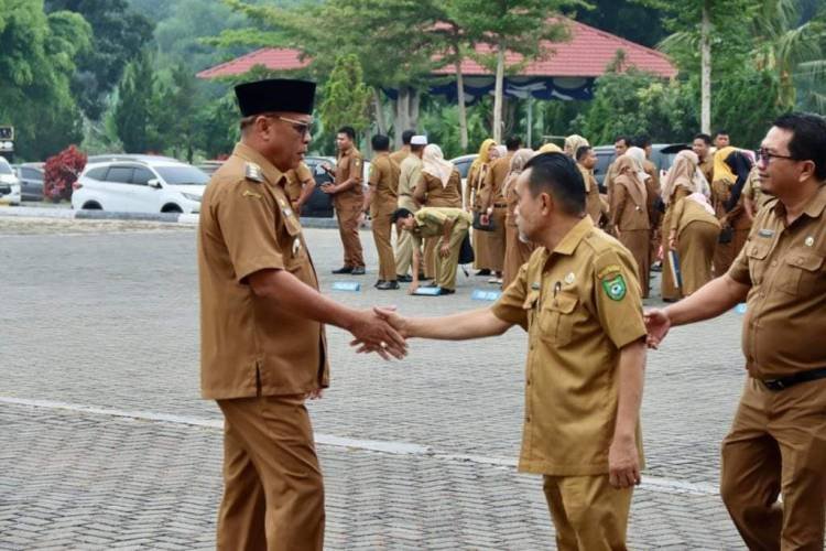 Pimpin Apel Pagi, Bupati Madina Soroti TPS Menumpuk