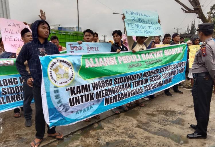 Unjuk Rasa di Simalungun Tuntut Pembongkaran Tembok Jalan Sidomulyo