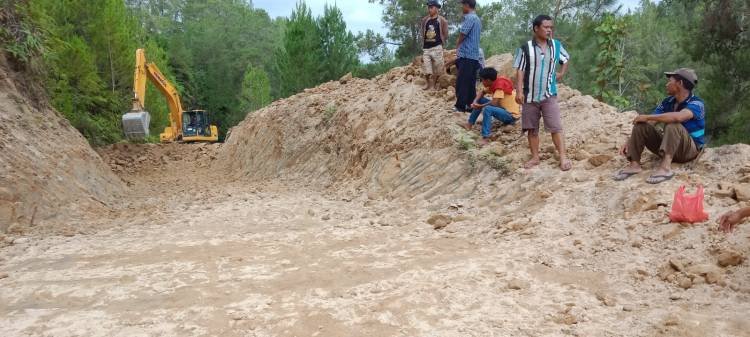 Pemkab Samosir Turunkan Alat Berat Perbaiki Jalan Desa Parhorasan-Desa Salaon Tonga-tonga