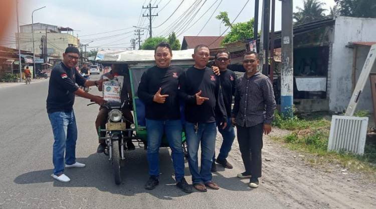 Beri Bantuan Sembako, Jumat Berbagi Seser Pejalan Kaki dan Abang Becak