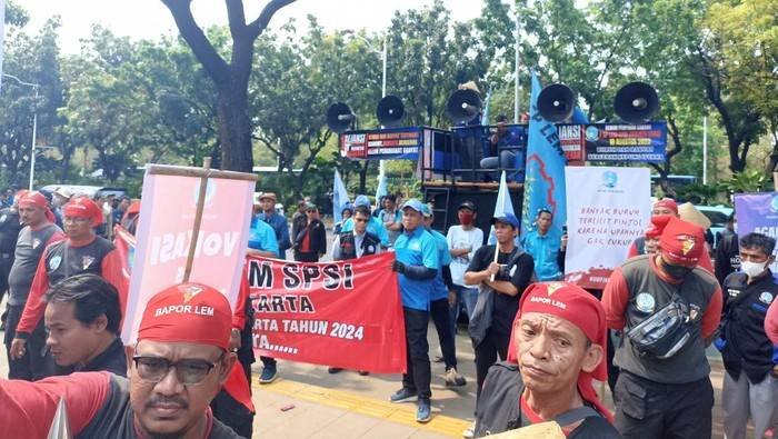 Buruh Geruduk Balai Kota DKI, Minta UMP Naik Jadi Rp 6 Juta