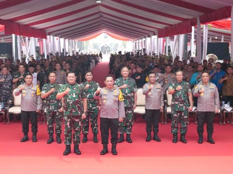 Panglima TNI-Kapolri Buka Baksos dan Bedah 70 Rumah 33 Tahun Mengabdi Akabri ‘90