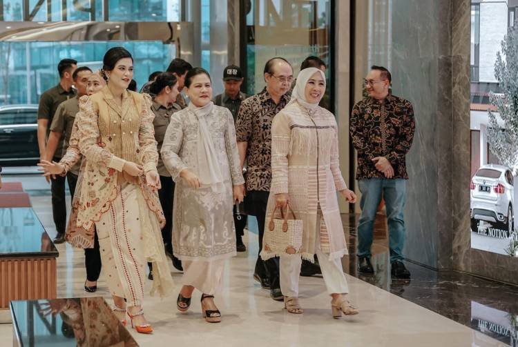 Ny Kahiyang Ayu Perkenalkan Wastra Kota Medan di JFW 2023