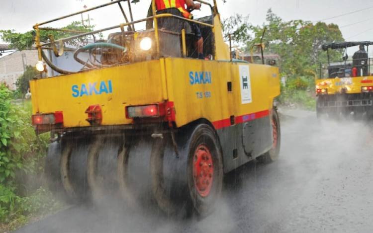 Pekerja Diduga Hampar Hotmik Saat Hujan Deras pada Proyek Peningkatan Jalan Simpang 3- Sumbul Berampu