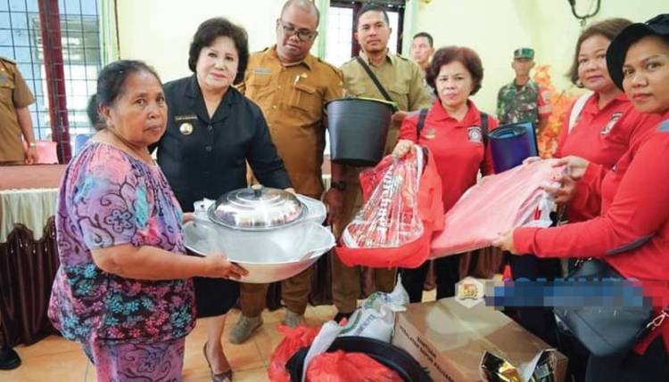 Bupati Karo Serahkan Bantuan kepada Korban Kebakaran di Lau Baleng