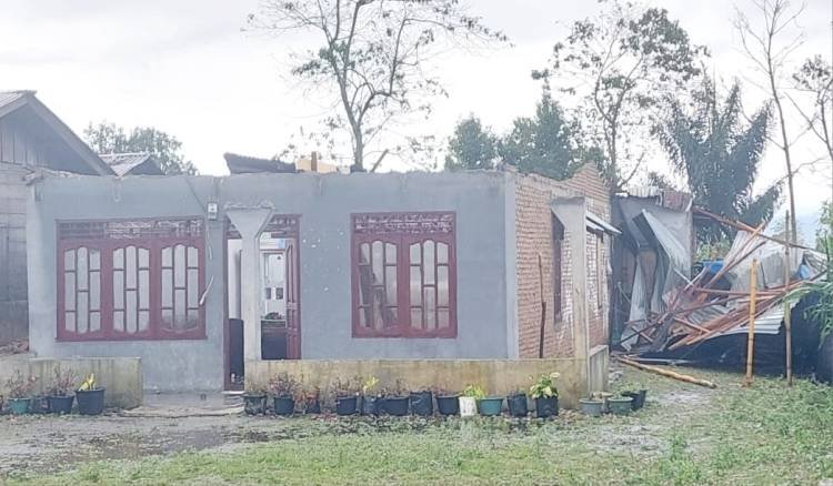 Sejumlah Rumah di Desa Bangun 1 Dairi Rusak Diterjang Angin Disertai Hujan Es
