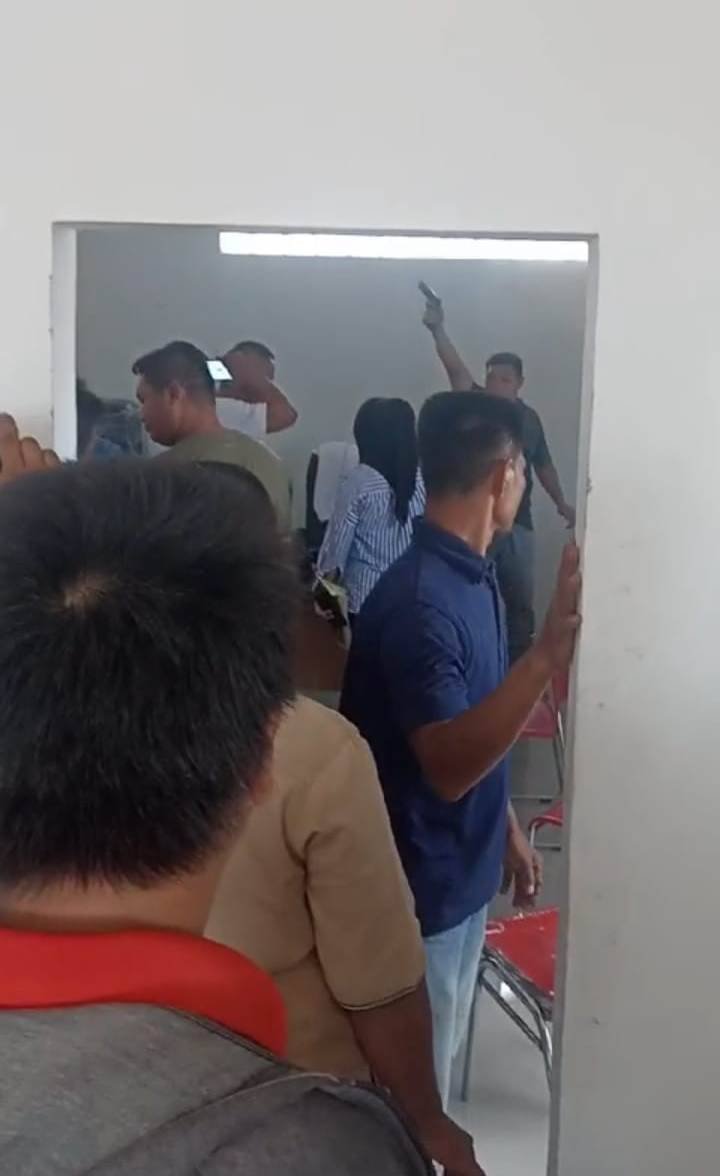 Viral di Medsos, Seorang Pria Berulang Kali Lepaskan Tembakan di Dalam Ruangan