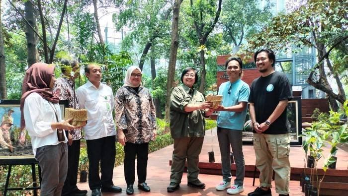 Menteri LHK dan Kaka Slank Tanam Pohon Bareng, Bicara soal Sepeda Motor Listrik