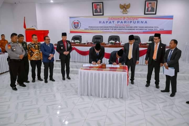 Bupati dan DPRD Humbahas Setujui RAPBD TA 2024 dan Perubahan RPJMD 2021-2026