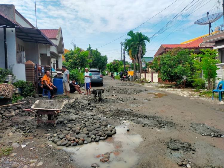 23 Tahun Tidak Diperhatikan, Warga  Gotong Royong Tutupi Jalan Berlubang