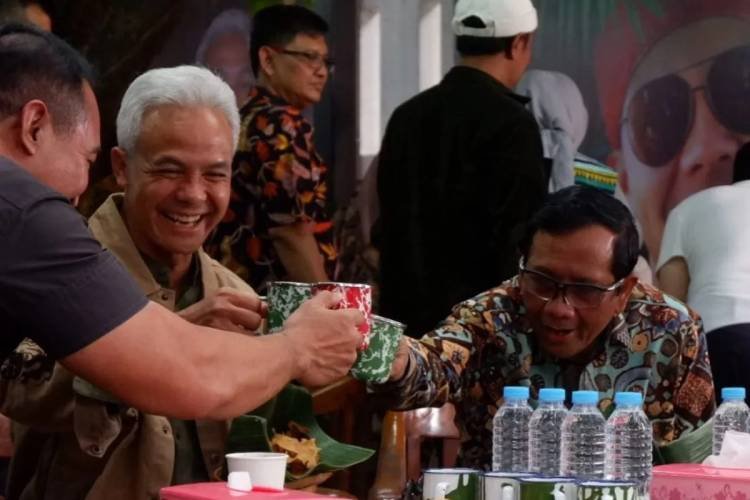 Usai Tes Kesehatan di RSPAD, Ganjar-Mahfud Minum Jamu dan Santap Pecel
