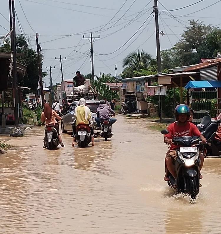 Sungai Belawan Meluap, Pemukiman Warga dan Jalan Raya di Hamparan Perak Terendam Banjir