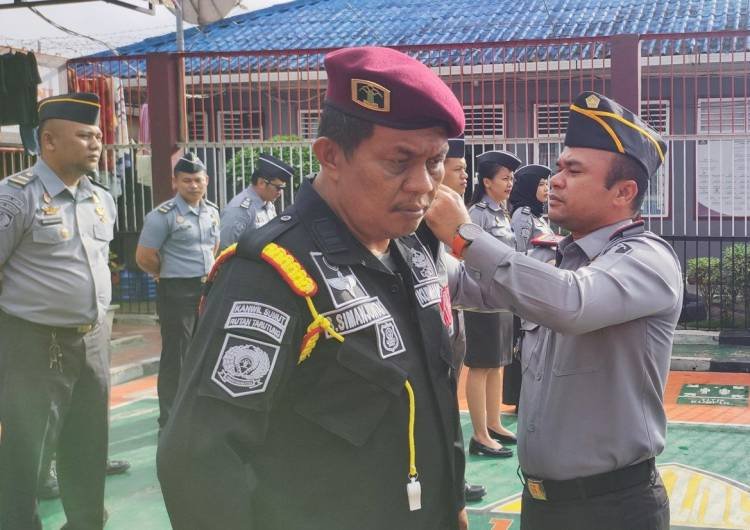 Karutan Tarutung Periksa Kelengkapan Atribut Saat Apel Pegawai