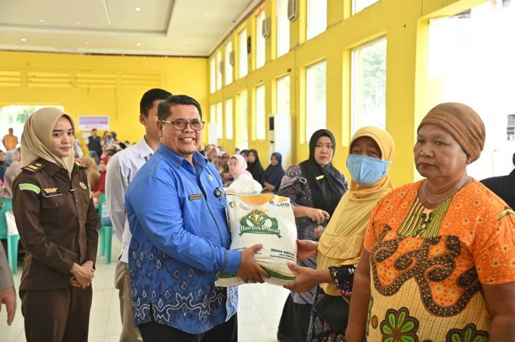 2.836 KPM di Kota Padangsidimpuan Terima Bantuan Pangan