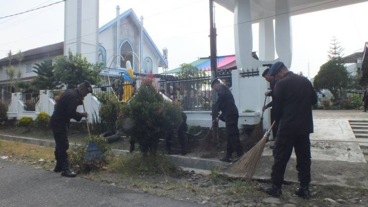 Brimob Kompi 2 Yon B Pematangsiantar Bersihkan Rumah Ibadah